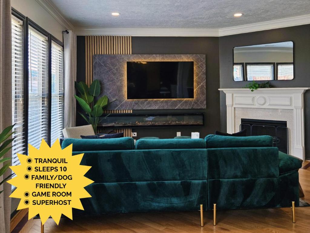 - un salon avec un canapé vert et une télévision dans l'établissement Sleeps 10 Pet-friendly 4br Near Hospital, à Lawrenceville