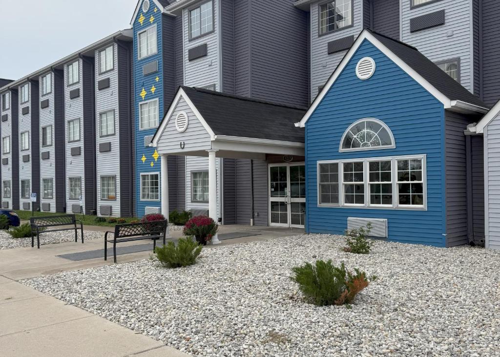BlissPoint Inn & Suites, Northwood - Housity
