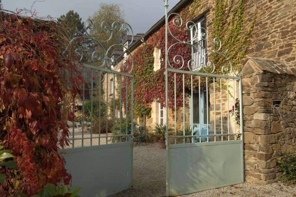 a gate to a garden in front of a building at Au Pontmevault in Plouër-sur-Rance