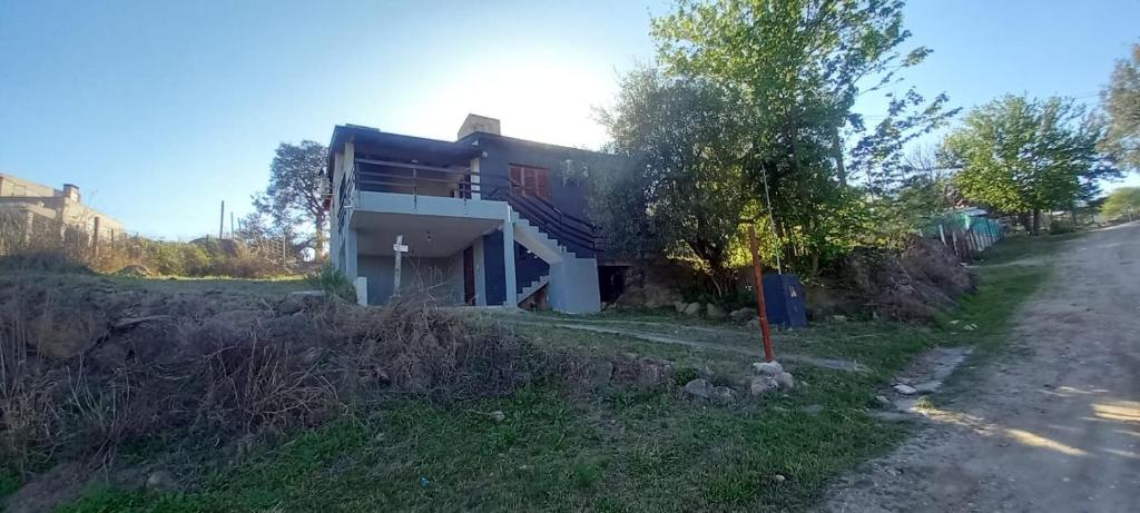 een huis aan de kant van een weg bij Cabaña Cerca del rio Cabalango in Cavalango