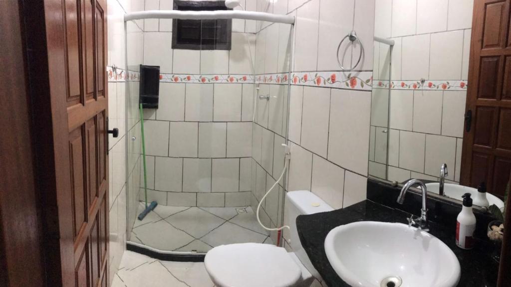 サンタ・テレサにあるRecanto MÃEFILHAの洗面台、トイレ、シャワー付きのバスルーム