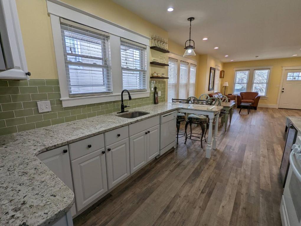 una cocina con fregadero y encimera en Bayside Bungalow-Updated Home Near the Bay & Beach, en Atlantic City