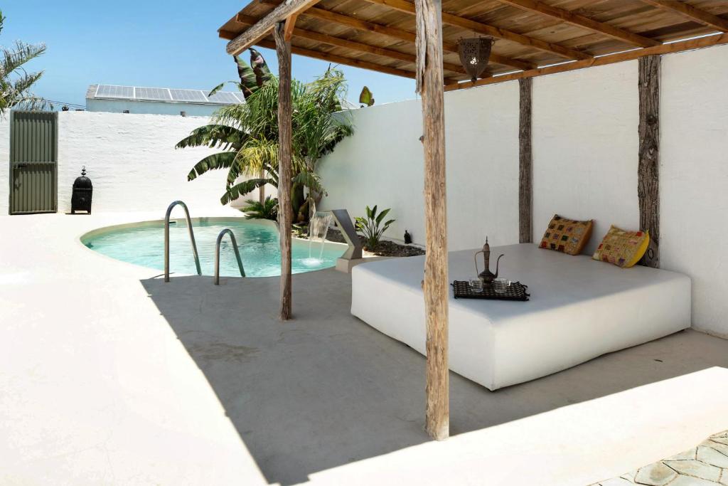 un patio con bañera y piscina en Villa Casa Blanca, en Chiclana de la Frontera