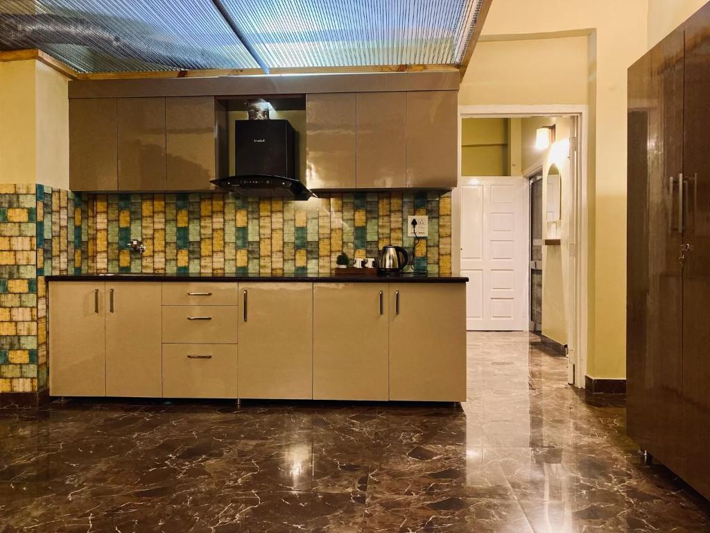 Kuchyň nebo kuchyňský kout v ubytování Home Stay Haldwani