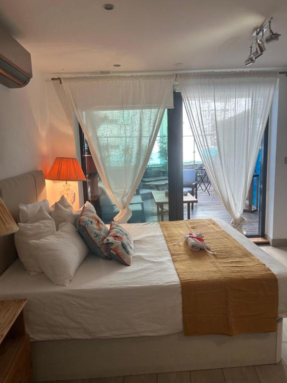 ジブラルタルにあるSuite apartamentsの大きなベッドと枕のある寝室