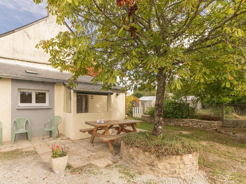 a picnic table and a tree in a yard at Gîte familial avec jardin clos, à proximité de Guérande et des plages, dans le Parc de Brière - FR-1-306-1070 in Crossac