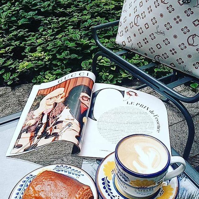ein Buch und eine Tasse Kaffee und etwas Brot in der Unterkunft Depa Ideal in San Miguel de Allende