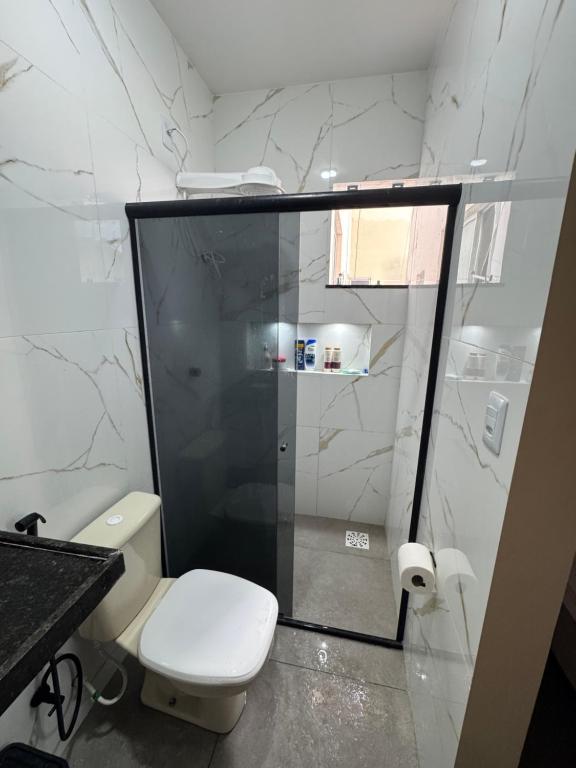 une salle de bain avec toilettes et douche en verre dans l'établissement Aluguel de Apt na COP30, à Benjamim