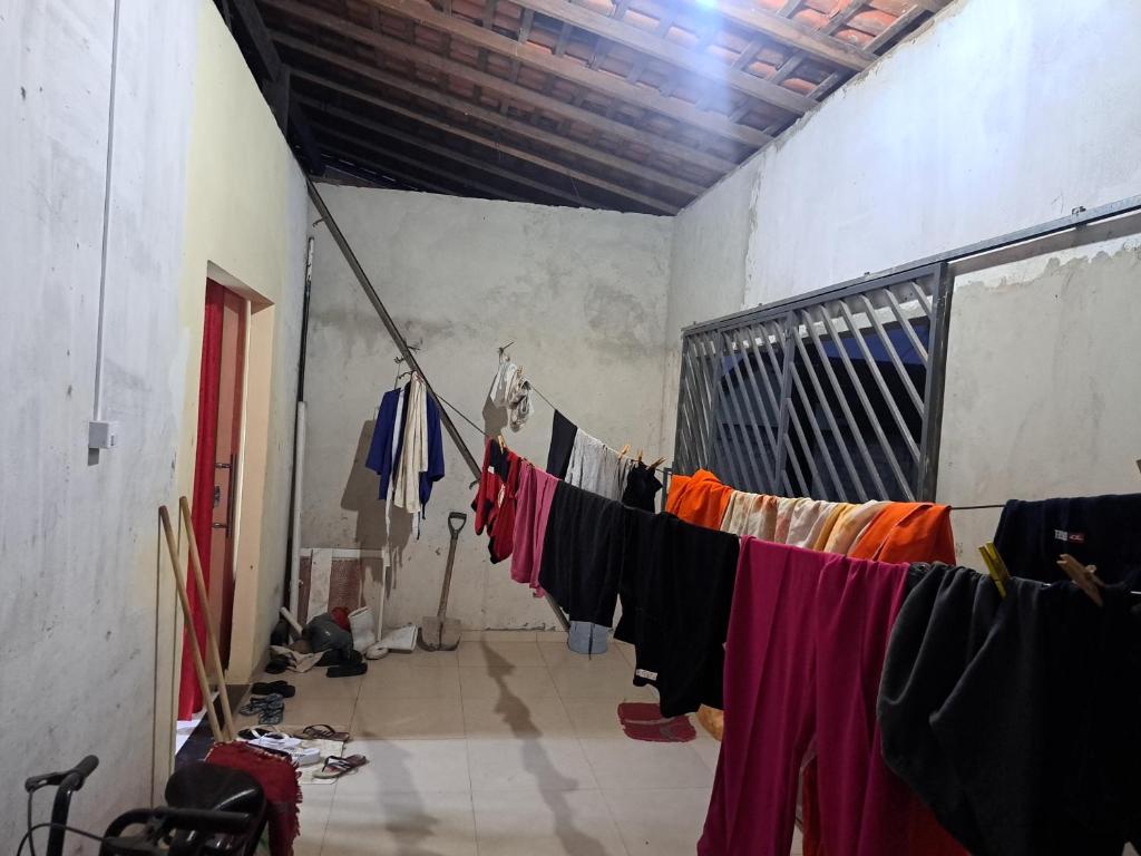 ein Zimmer mit Wäsche, die an einer Wäscheleine hängt in der Unterkunft Alex in Castanhal