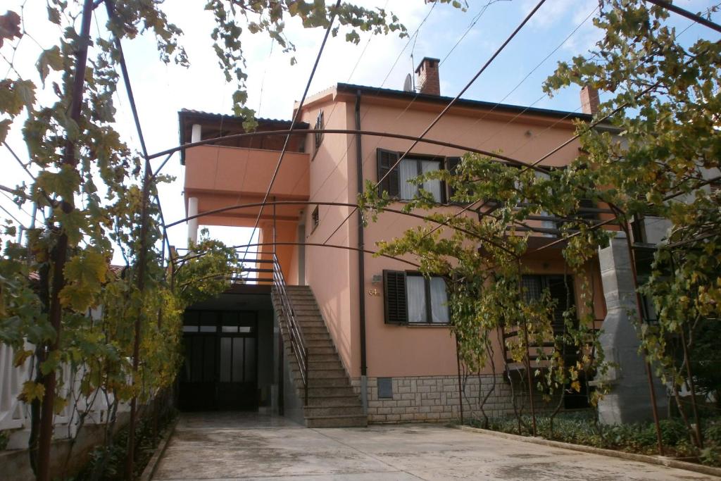 Το κτήριο όπου στεγάζεται  το διαμέρισμα