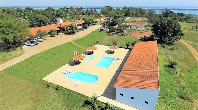 een luchtfoto van een huis met een zwembad bij Pousada Texas Club in Panorama