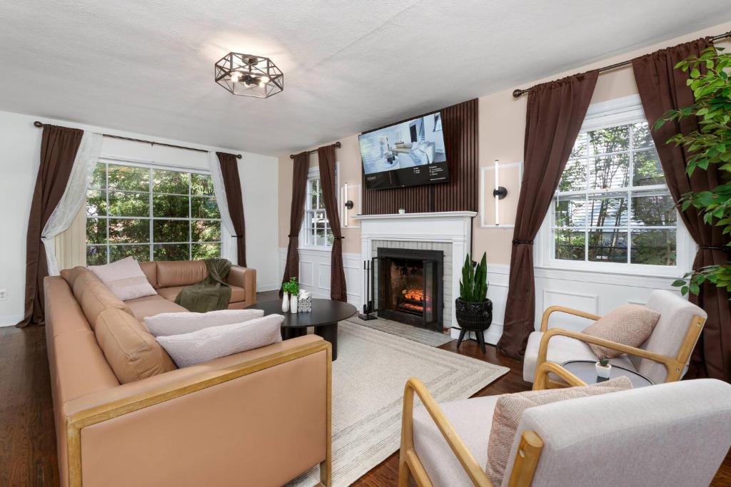 TV a/nebo společenská místnost v ubytování Exclusive Lux Home Near Town • Game Rm • Gym • 4BR