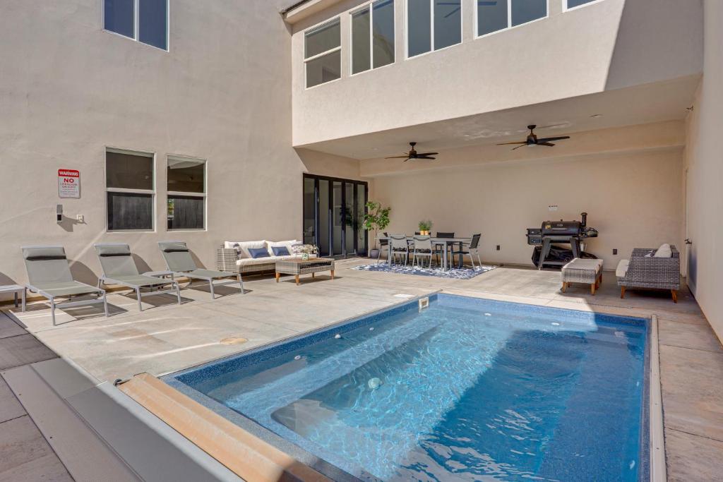 ein Swimmingpool mitten in einem Haus in der Unterkunft Zion Basecamp with Private Pool at Home in Hurricane in Harrisburg Junction