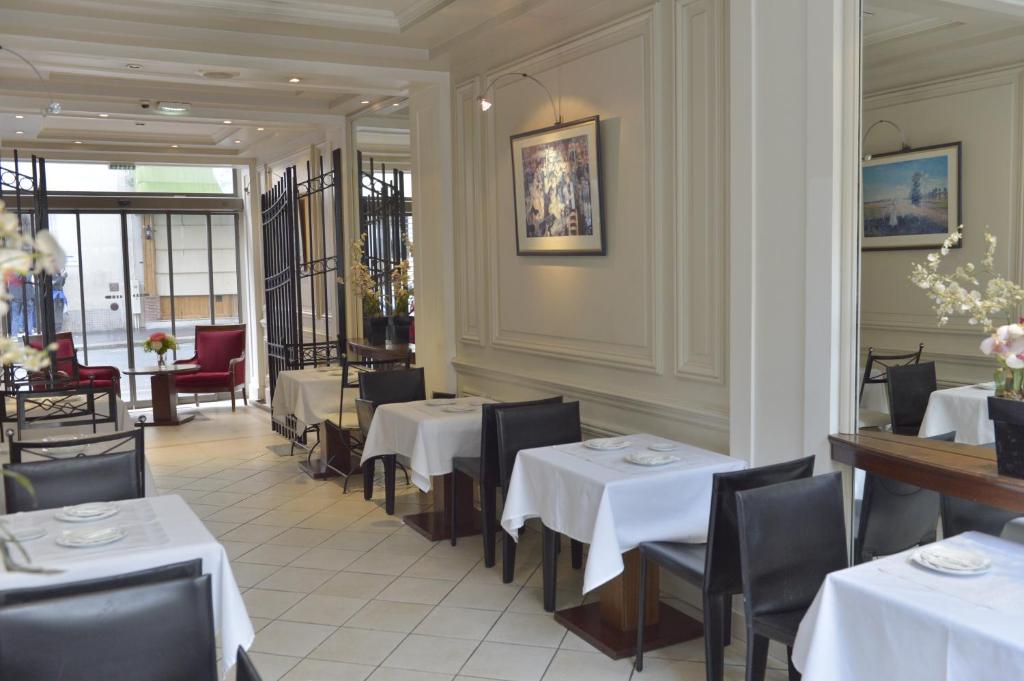 Een restaurant of ander eetgelegenheid bij Unic Renoir Saint Germain