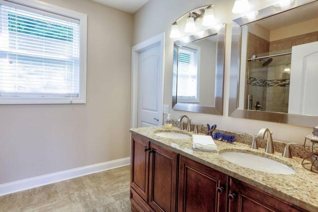 Koupelna v ubytování 'No Wake Lake Escape' Gameroom /Dual Masters /Dock