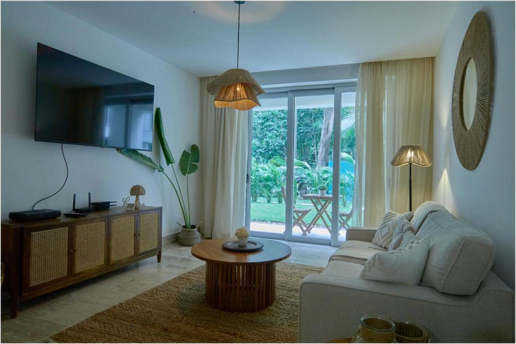 Μια τηλεόραση ή/και κέντρο ψυχαγωγίας στο Escape Oasis in Playa Dorada Pool & Beach