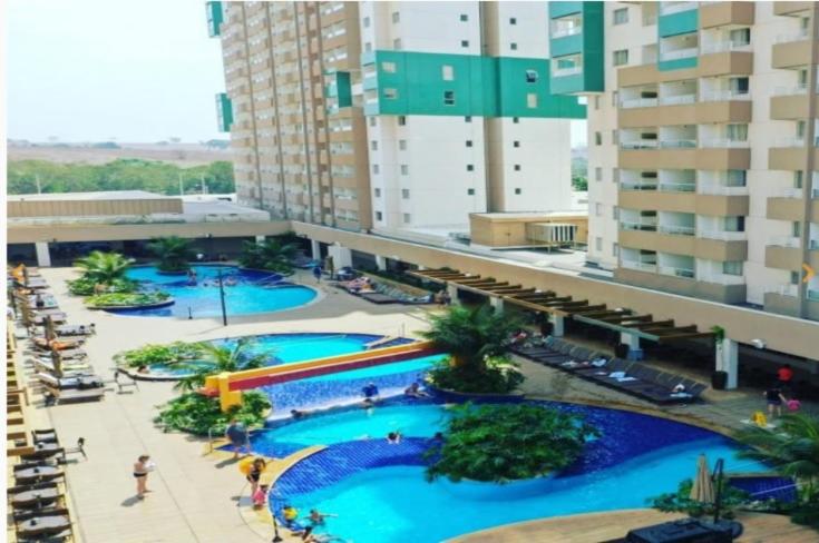an overhead view of a pool in a resort at Apto do Veloso no Resort in Olímpia