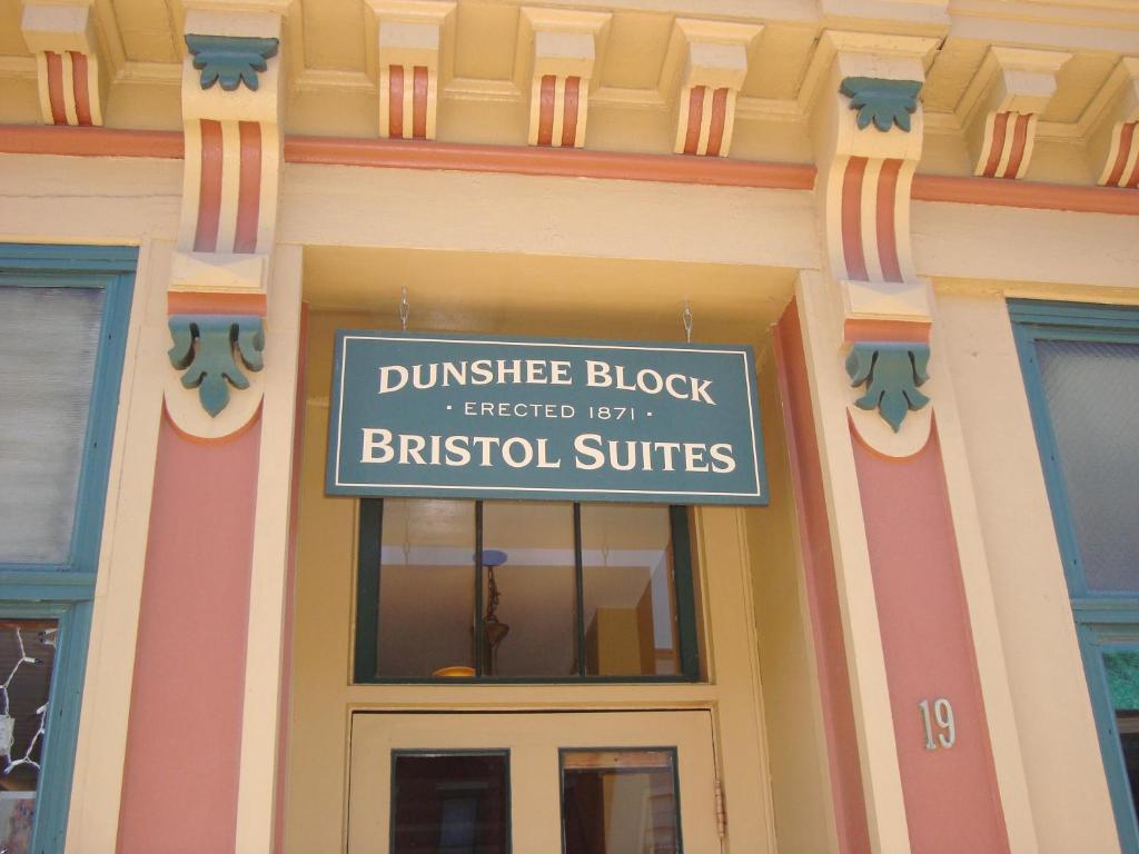 Η πρόσοψη ή η είσοδος του Bristol Suites