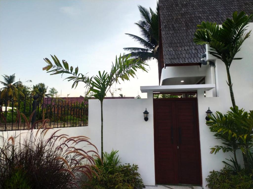 Κήπος έξω από το Hakimi Villa