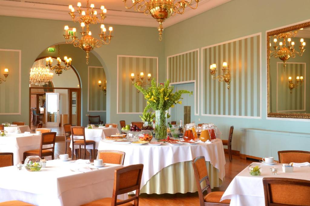 Eten bij of ergens in de buurt van het hotel

