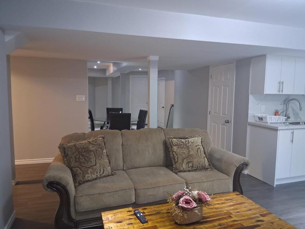 ein Wohnzimmer mit Sofa und Tisch in der Unterkunft Beautiful&Spacious 2 Bedroom Basement Family Suite in Bradford