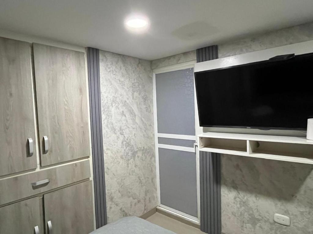 TV a/nebo společenská místnost v ubytování Aparta estudio confortable y completo