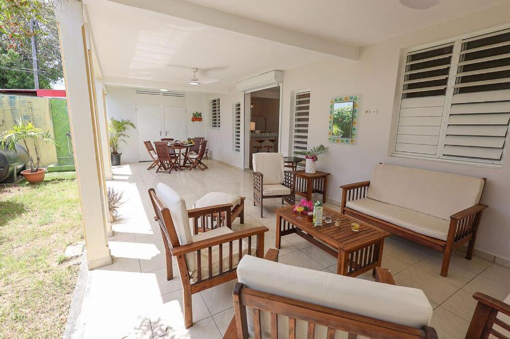 Posezení v ubytování Villa La Papaye Jaune 3 ch, tous commerces accessibles à pieds