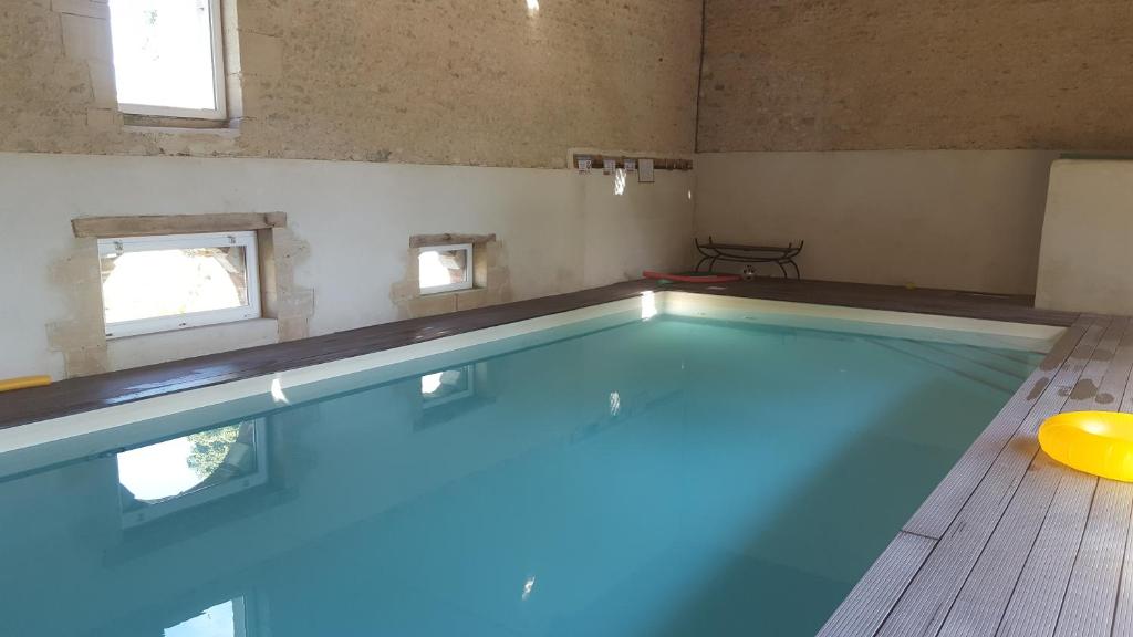 Bazén v ubytování La Fresnée chambres d'hôtes nebo v jeho okolí