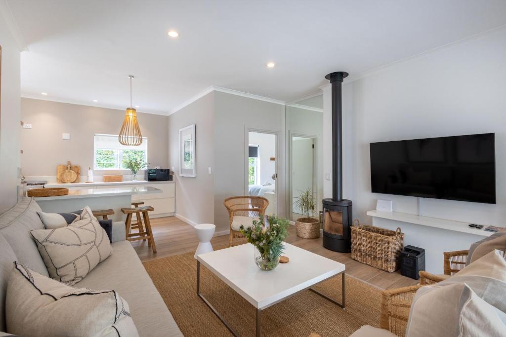 een woonkamer met een bank en een tv bij Robin 4270 in Plettenbergbaai
