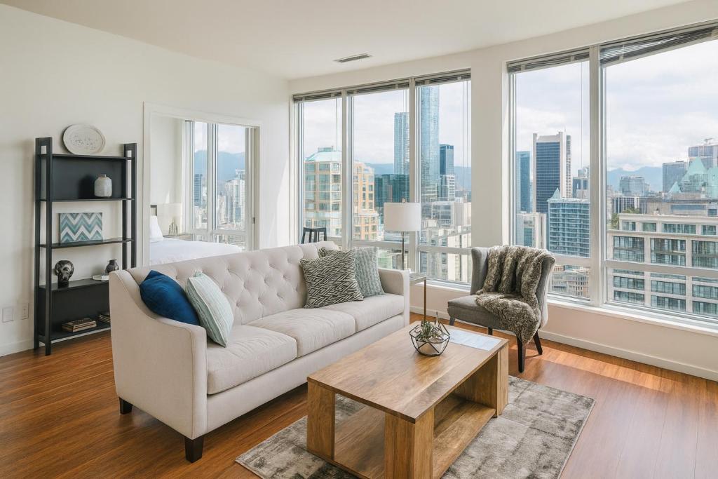 Posezení v ubytování Bright and Spacious 2BR Condo in the Heart of Vancouver