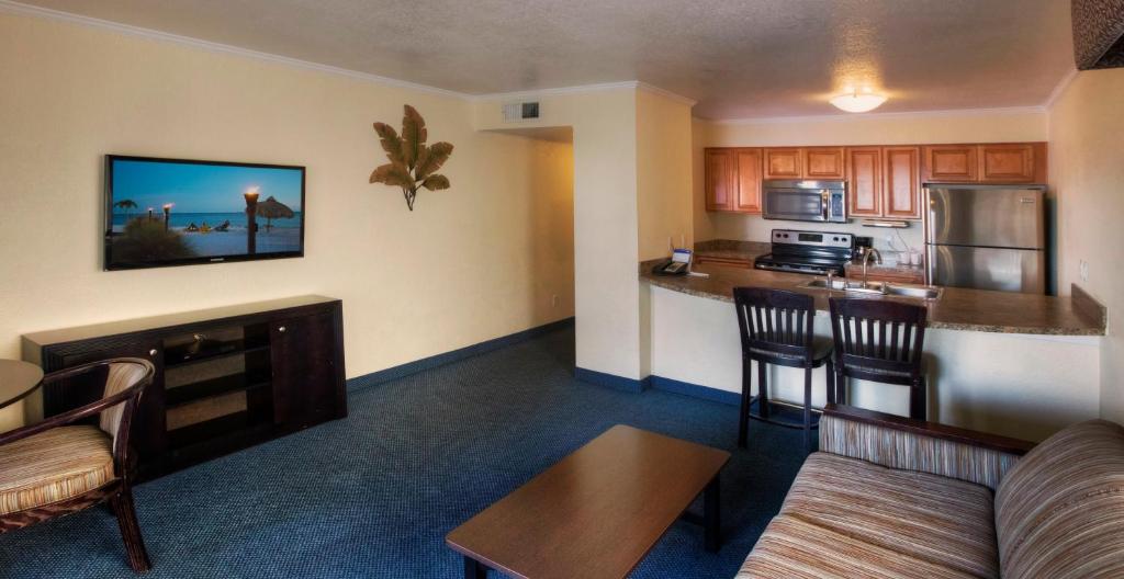 Sailport Waterfront Suites - 