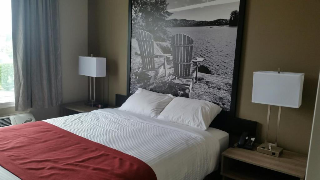 Postel nebo postele na pokoji v ubytování Super 8 by Wyndham Mont Laurier