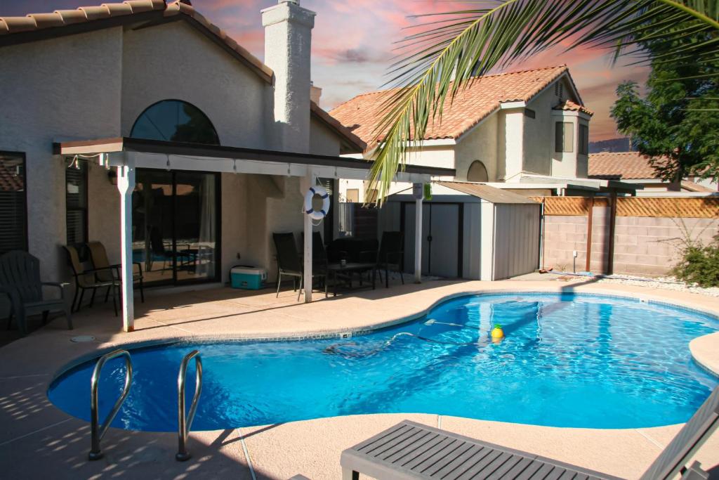 Large Pool & Patio Cozy Single Story Family House photo