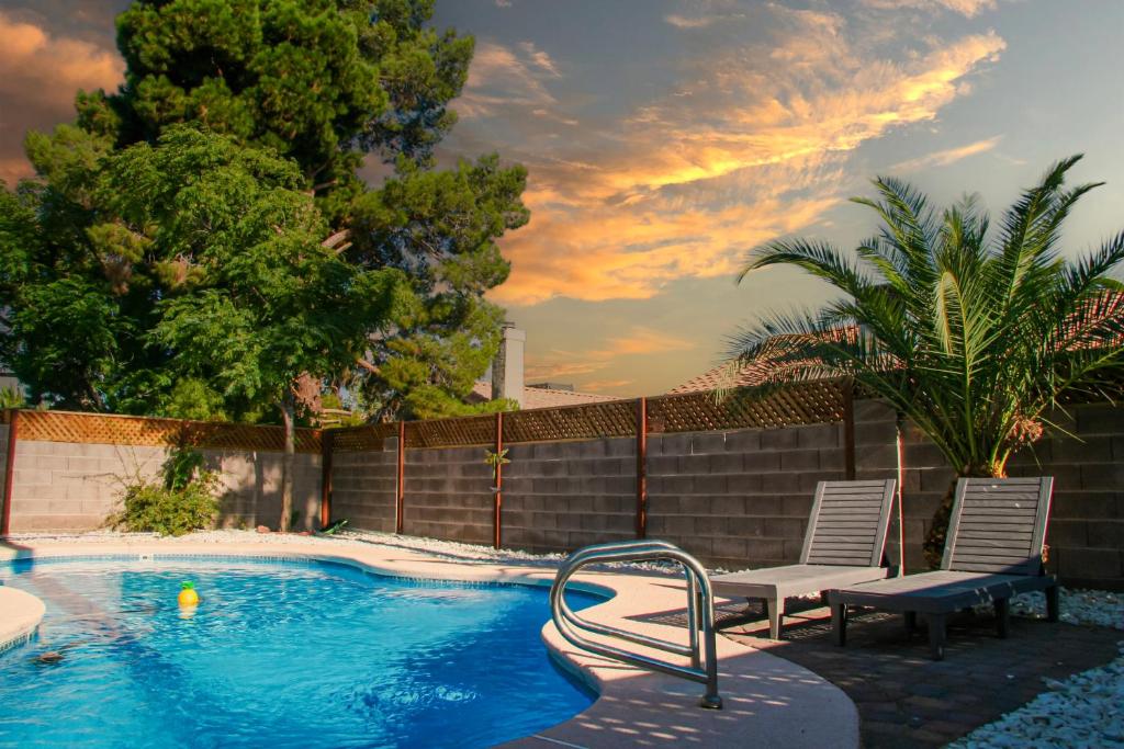 Large Pool & Patio Cozy Single Story Family House photo