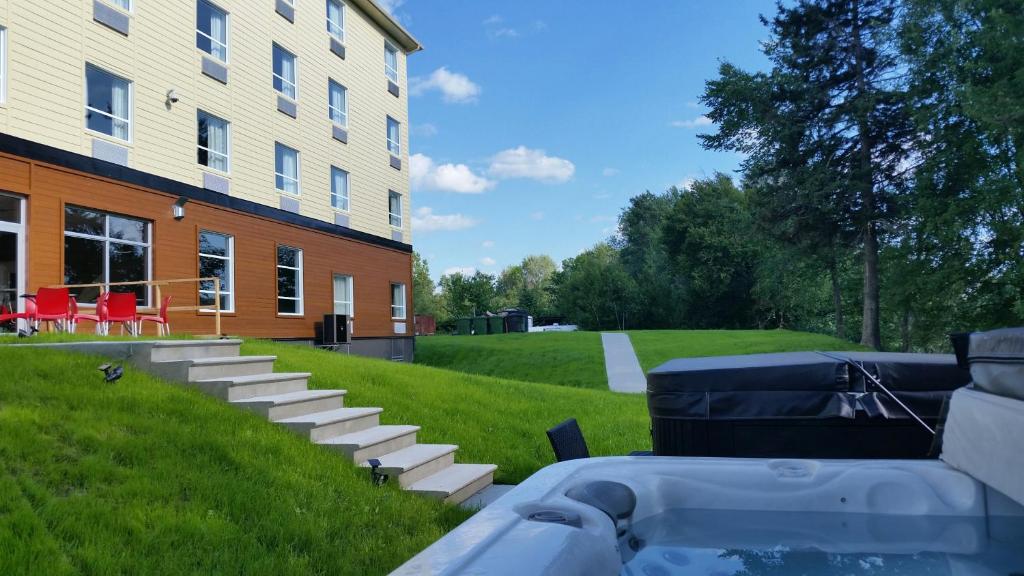 Zahrada ubytování Super 8 by Wyndham Mont Laurier