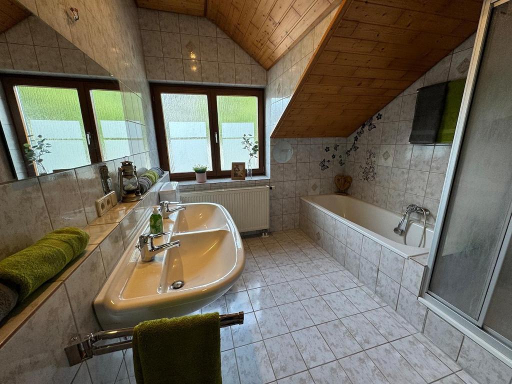 BirkenauMonteurwohnung Sander I 4-7 Personen的带浴缸、水槽和浴缸的浴室