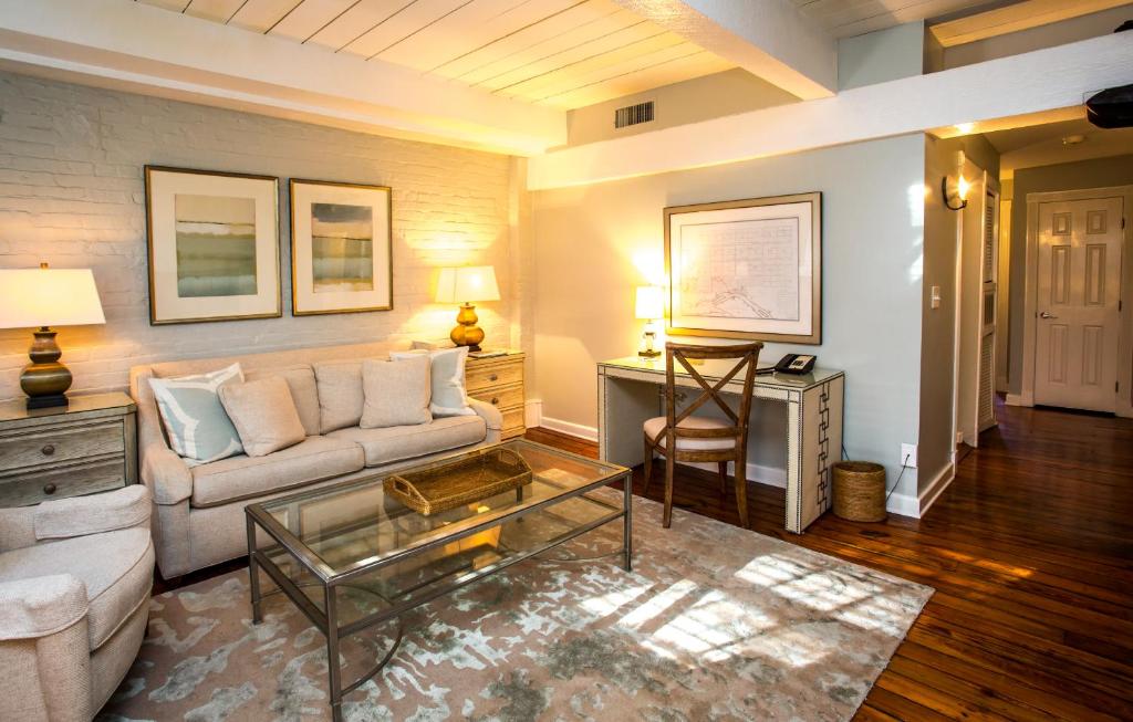 Olde Harbour Inn photo