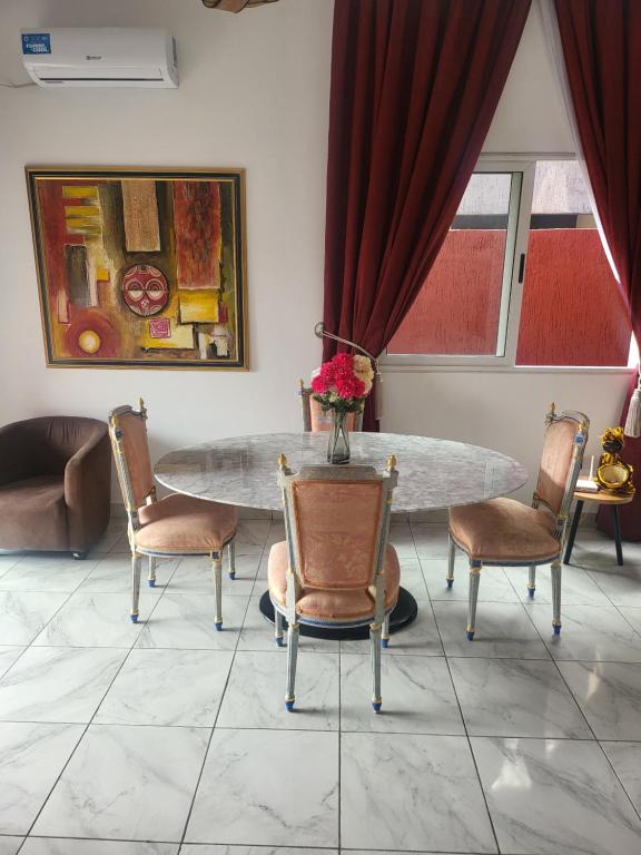 ein Esszimmer mit Tisch und Stühlen in der Unterkunft Étoile de Justin in Pointe-Noire