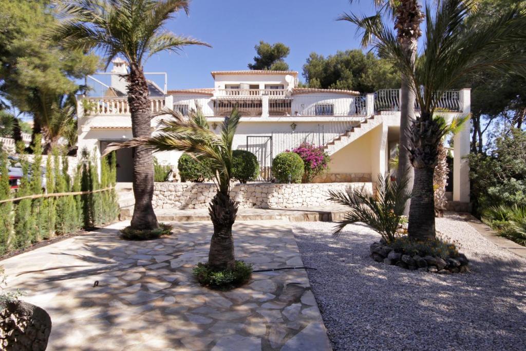 una casa con palmeras delante en Casa Costa Blanca, en Jávea