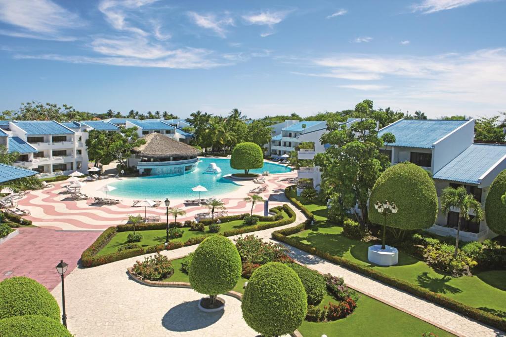 eine Luftansicht eines Resorts mit Pool in der Unterkunft Sunscape Puerto Plata in San Felipe de Puerto Plata