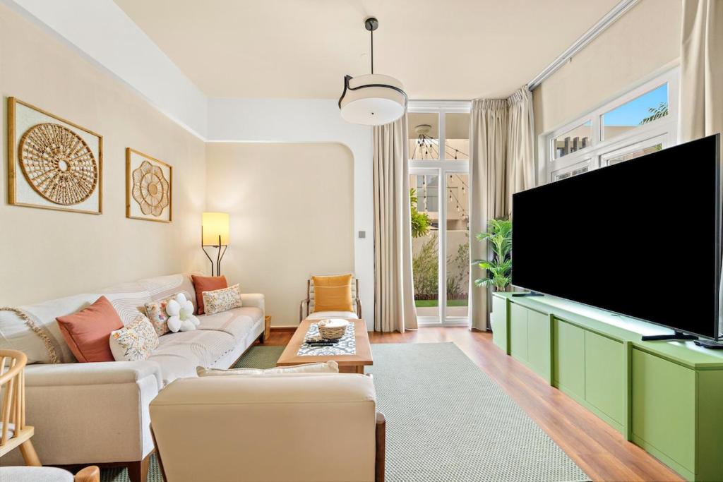 Μια τηλεόραση ή/και κέντρο ψυχαγωγίας στο FIRST CLASS VILLA Modern Comfort & Style