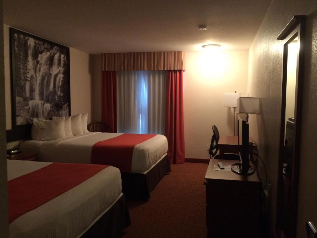 Postel nebo postele na pokoji v ubytování Super 8 by Wyndham Drayton Valley