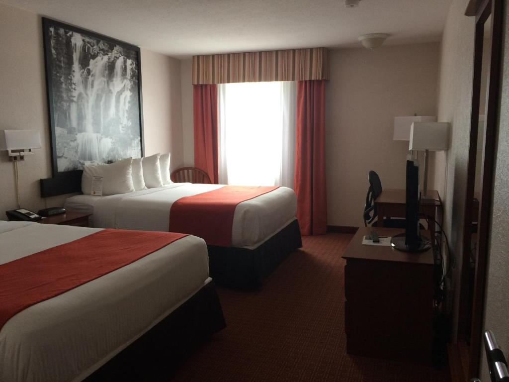 Postel nebo postele na pokoji v ubytování Super 8 by Wyndham Drayton Valley