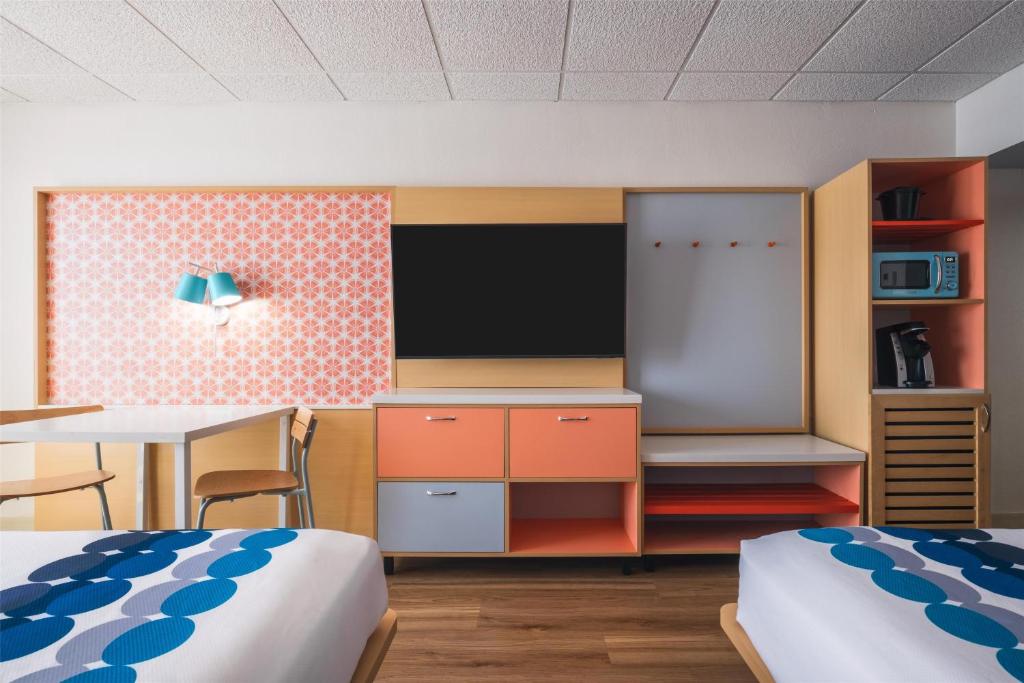 Golden Sands Oceanfront Hotel - 