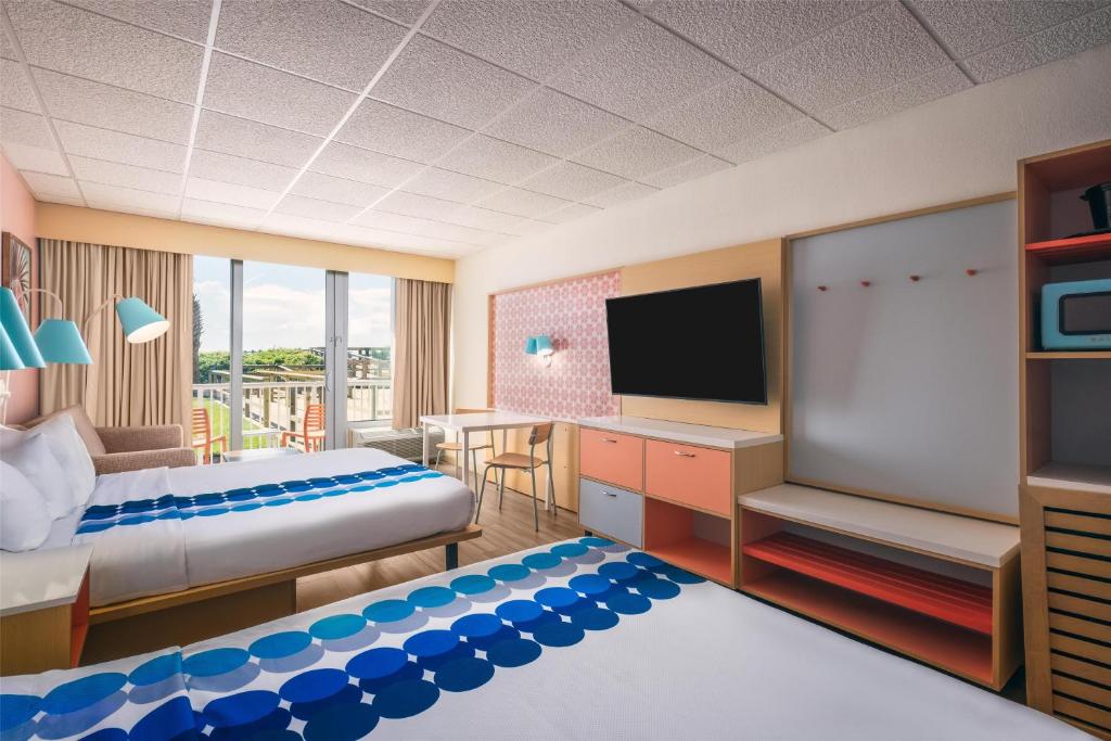 Golden Sands Oceanfront Hotel - 