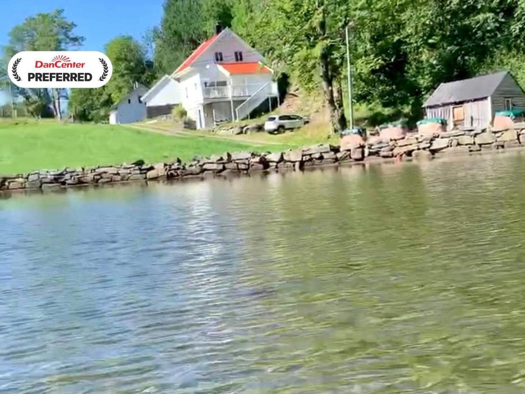 un grupo de aves sentadas en la orilla de un lago en 6 person holiday home in Bjoa-By Traum, en Utbjoa