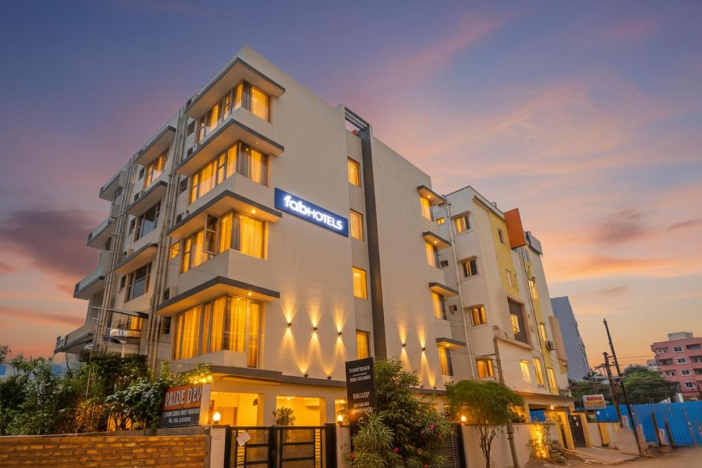 Un edificio blanco con un cartel en él. en FabHotel Pride Inn - Nr TCS Deccan Park, Hitech City, en Hyderabad