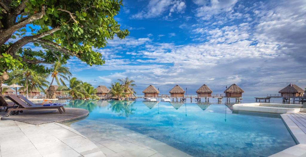 Bazén v ubytování Manava Beach Resort & Spa Moorea nebo v jeho okolí