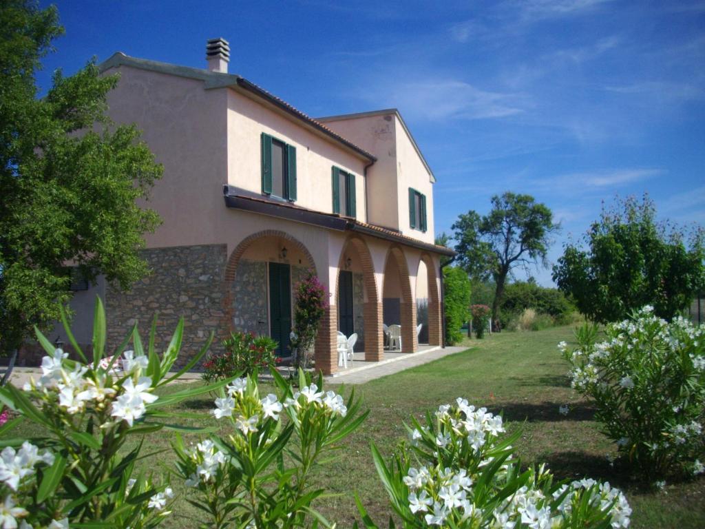 eine Außenansicht eines Hauses mit Blumen in der Unterkunft Casale Piombino Golfo Follonica Elba in Piombino