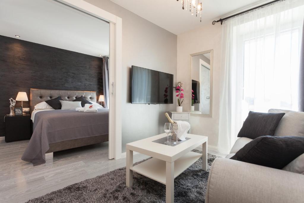 Postel nebo postele na pokoji v ubytování Royal Apartments